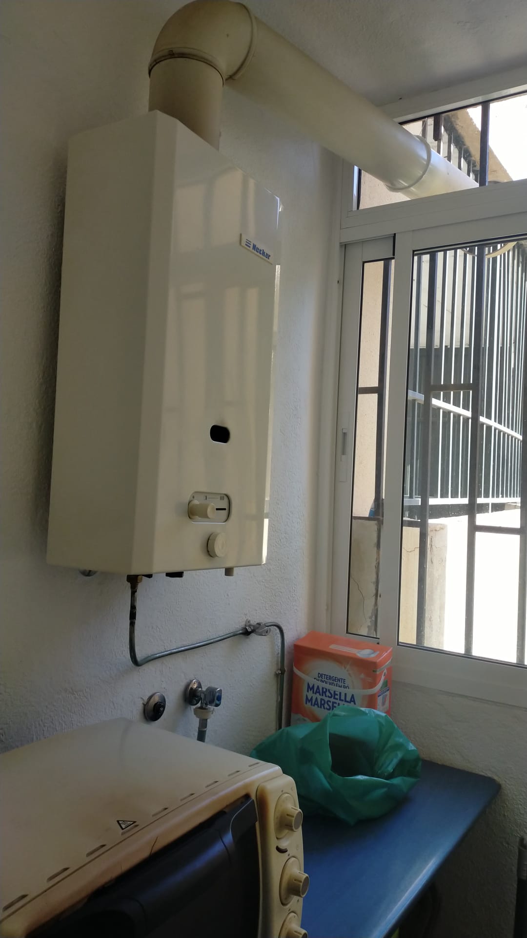 Calentador de gas instalado en vivienda de San Pedro de Alcántara